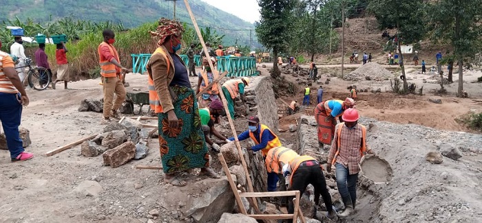 Hari ibiraro byatangiye gusanwa ngo abaturage bongere guhahirana ariko hari n'ibitarakorwa
