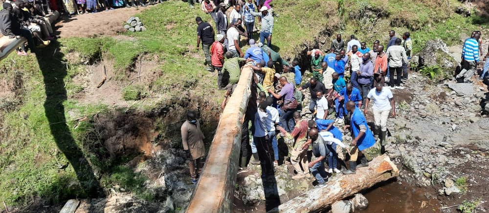 Abaturage bafatanyije gusana ikiraro kiri mu Kagari ka Kampanga mu Murenge wa Kinigi cyari cyarangiritse 