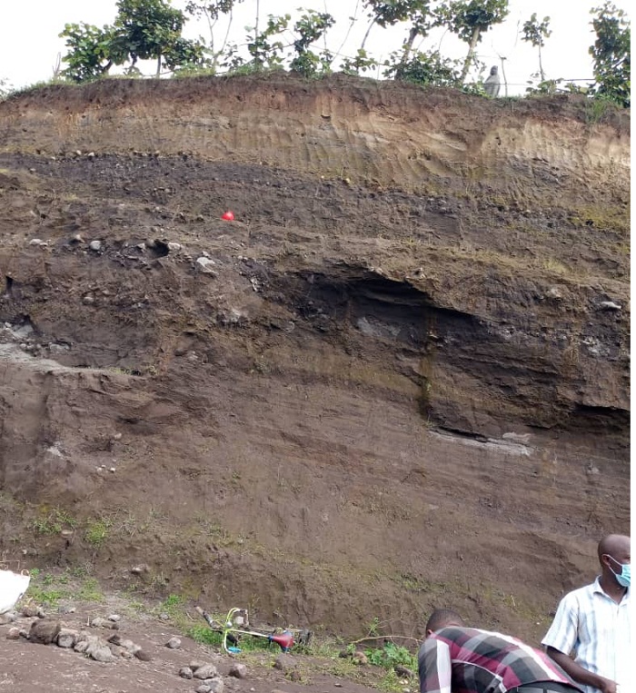 Muri iki kirombe gicukurwamo umucanga niho umurambo wa Ndahayo bawusanze, bigakekwa ko yahanutse kuri uwo mukingo