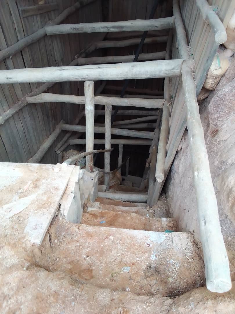 Amazi yahejeje abantu batatu mu kirombe