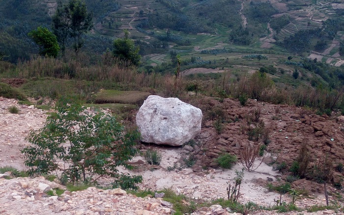 Abagituye munsi y'iki kirombe bahorana ubwoba