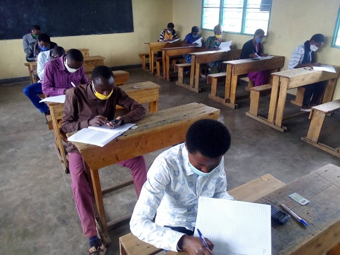 Abasabye kuba abarimu aha bari mu kizamini cyanditse