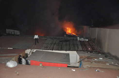 Inkongi y'umuriro itunguka mu mabati hejuru y'inzu zo muri quartier Matheus.