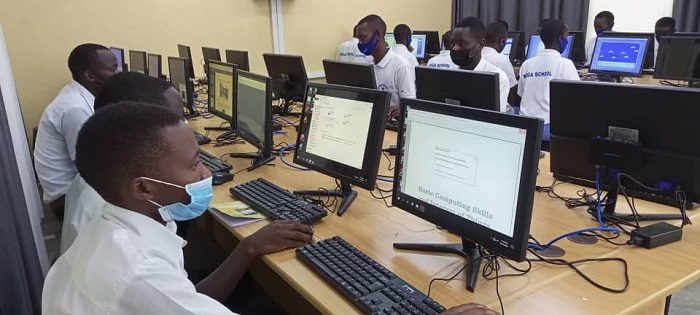 Abanyeshuri bazabasha kwiyungura ubumenyi bwimbitse mu ikoranabuhanga na electronics bituma baba abanyadushya