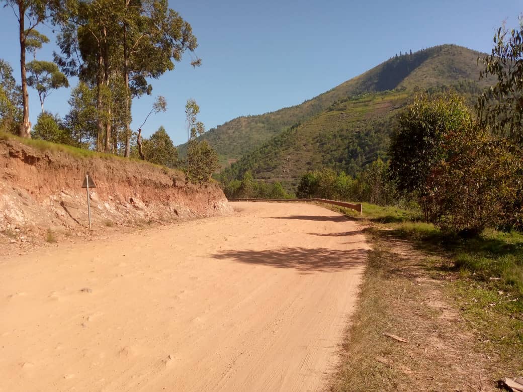 Mu ikorosi ry'ahitwa mu Ngendombi hari bariyeri yyiciweho abantu benshi