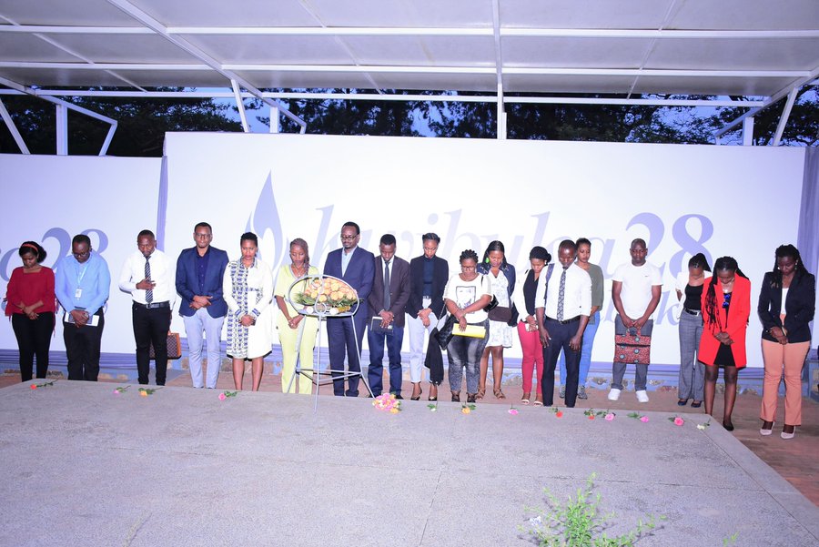 Nyuma y'ibiganiro, ababyitabiriye bunamiye Abatutsi bishwe muri Jenoside bashyinguye mu rwibutso rwa Gisozi