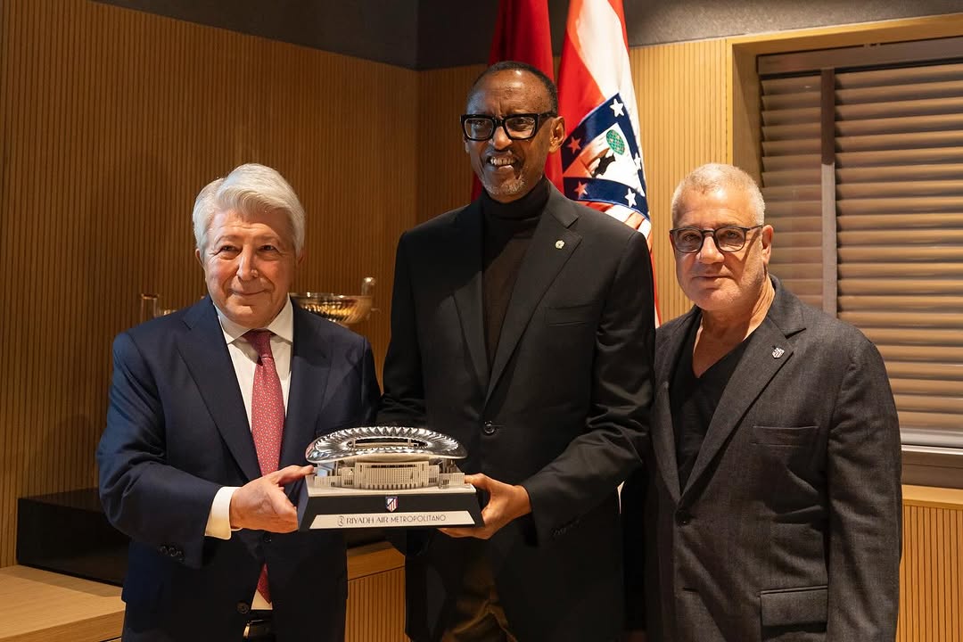 Perezida Kagame yahawe impano y'ishusho ya stade ya Atlético Madrid