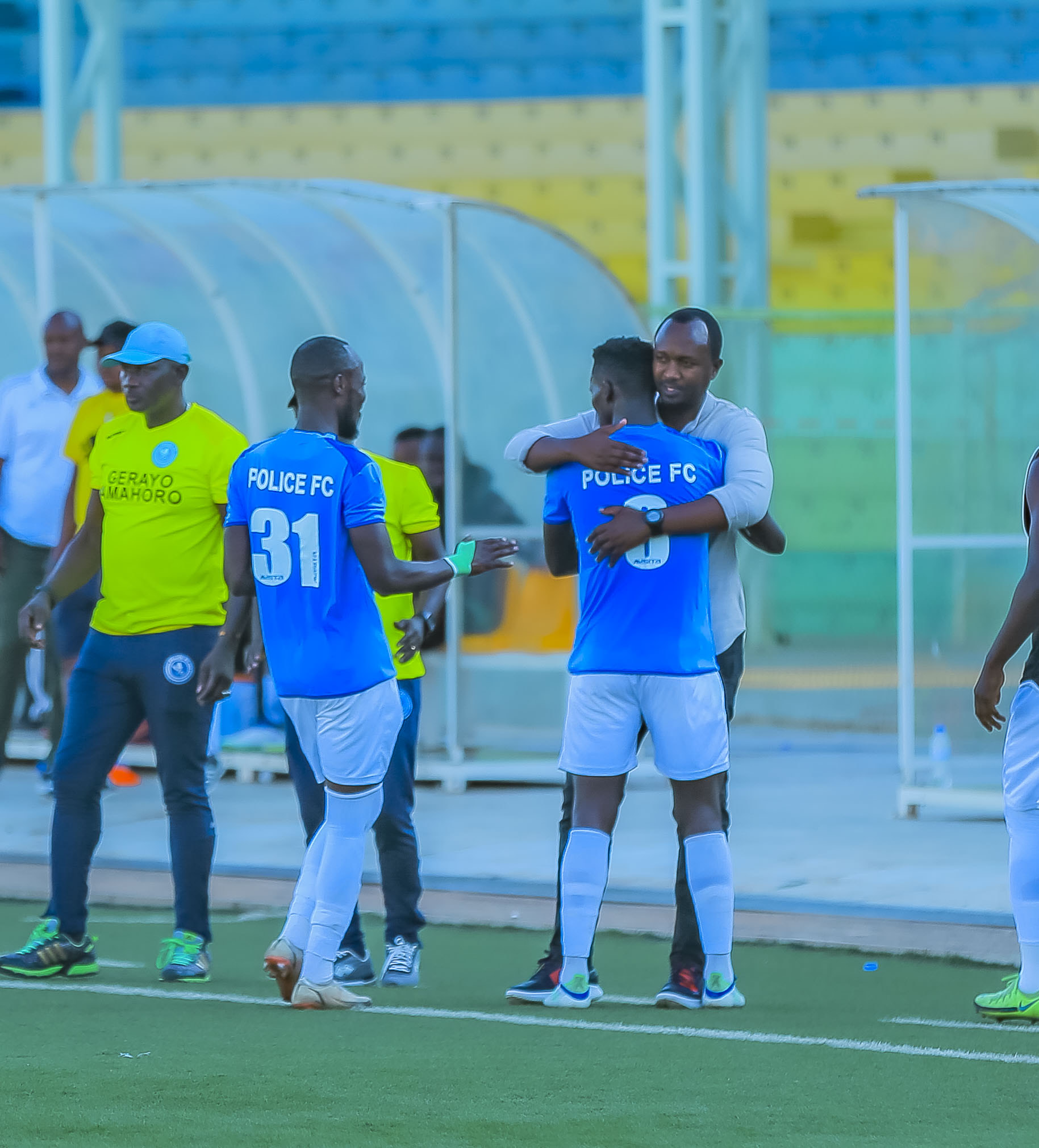 Ntirushwa Aimé watsinze igitego ahoberana n'umutoza we Mashami Vincent.