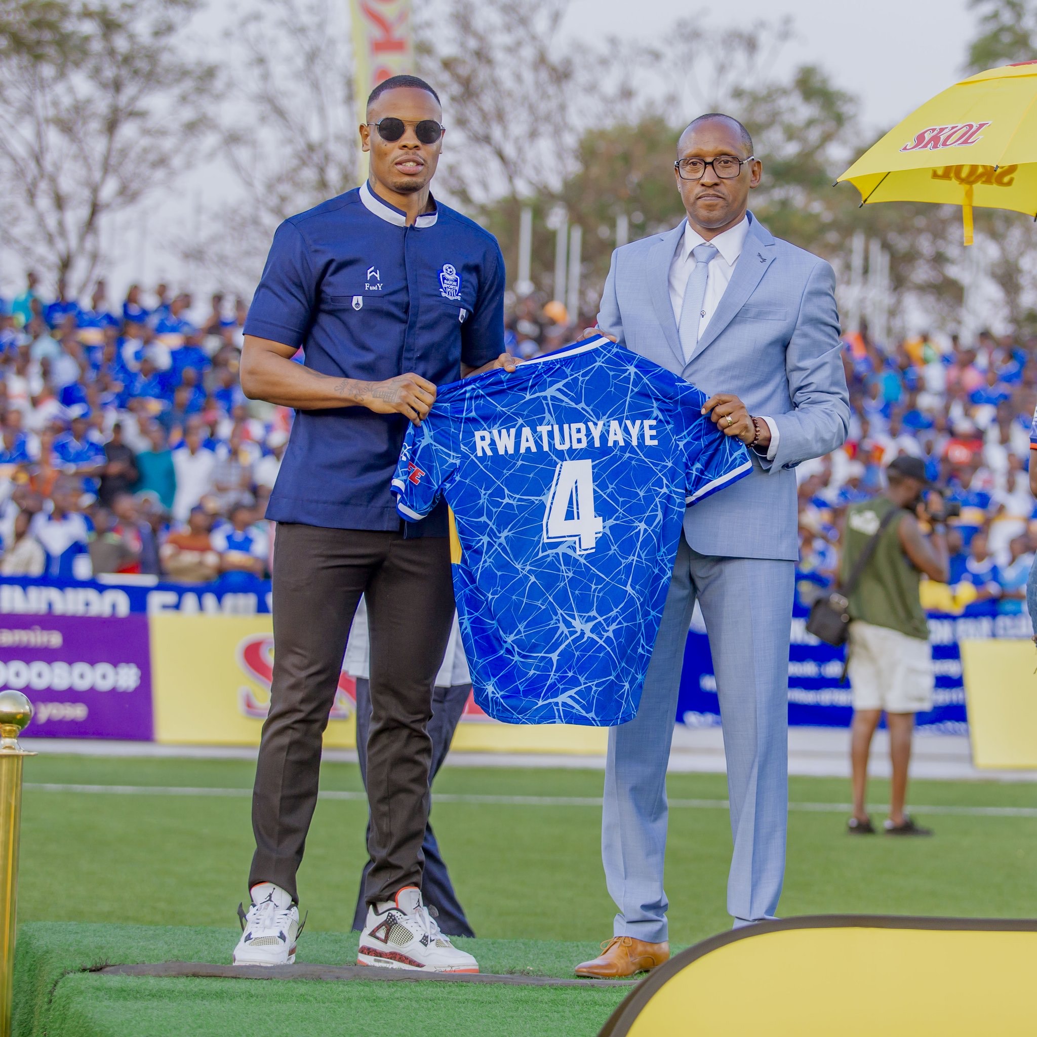 Habayeho umuhango wo kwerekana abakinnyi. Uyu ni kapiteni Rwatubyaye Abdul 