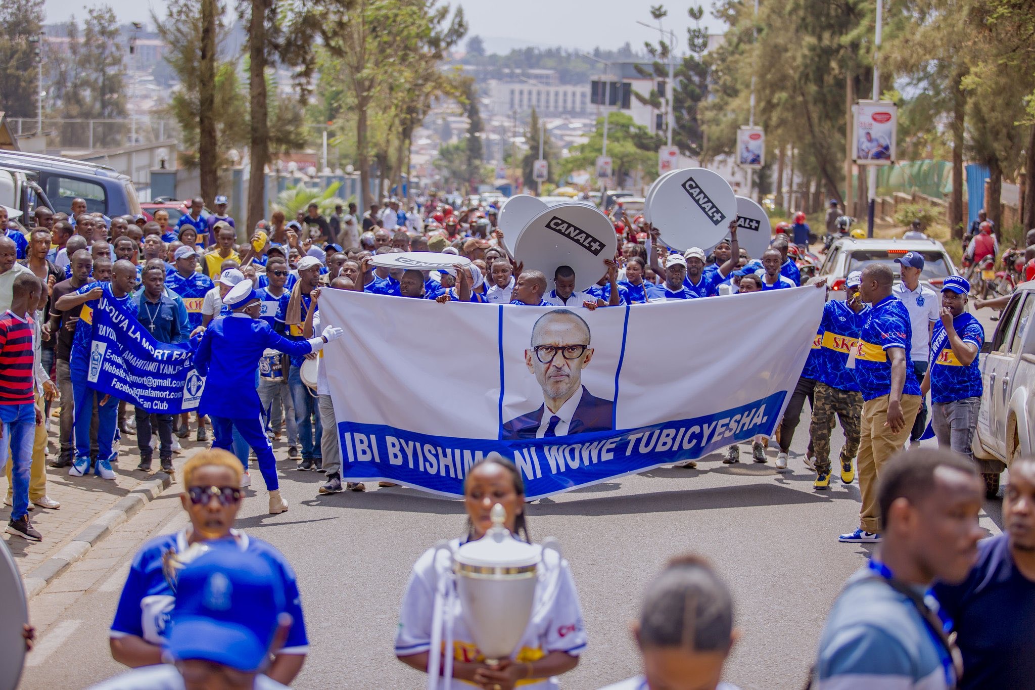 Bari bitwaje icyapa gishimira Perezida Kagame Paul