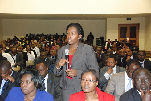 Umuyobozi w'Intara y'Uburasirazuba atanga igitekerezo mu nama yiga ku ishyirwamubikorwa ry'imihigo.