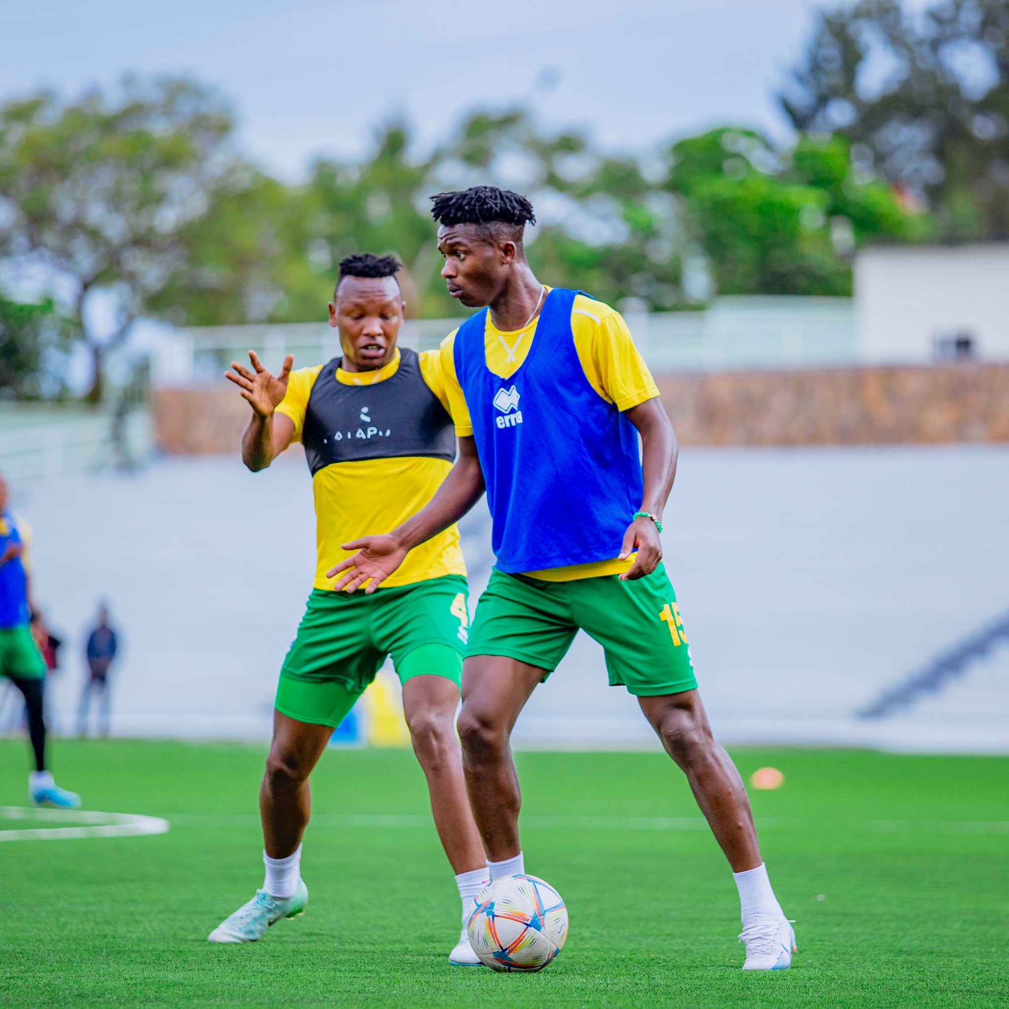 Imanishimwe Emmanuel na Nsabimana Aimable bose bakina bugarira