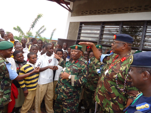 Abanyeshuri baganira n