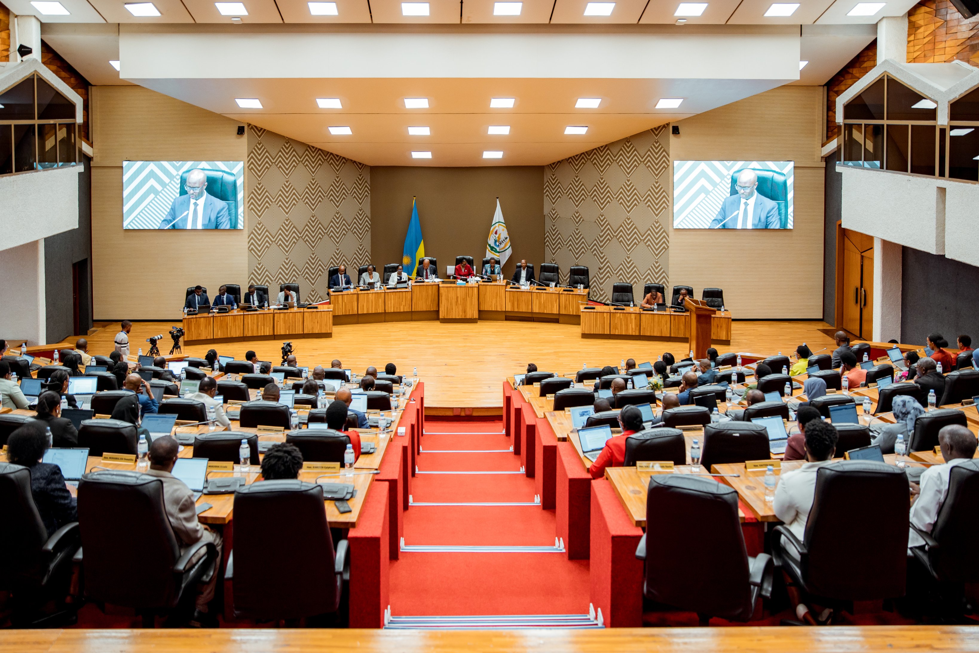 Abagize Inteko na Minisitiri Murangwa