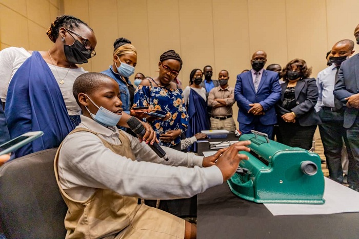 Iyi mashini ni yo abana bakoreshaga, bakavuga ko iremeye cyane ku buryo bitari byoroshye kuyitwara ndetse ikanagira urusaku