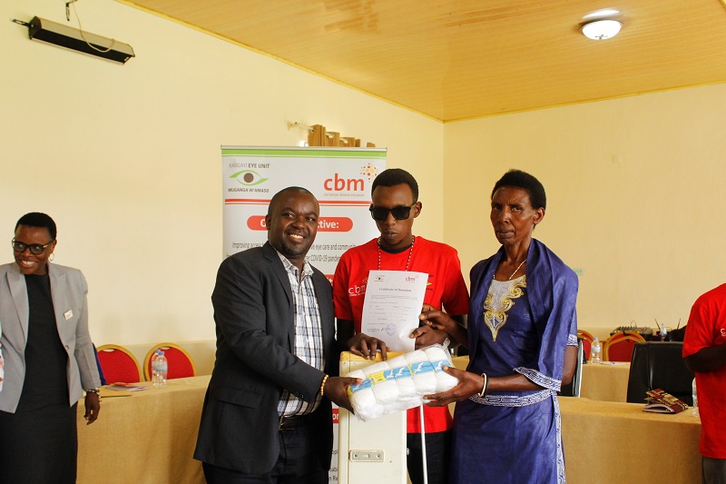 Niyotwizera na bagenzi be bashyikirijwe imashini zo kuboha imipira