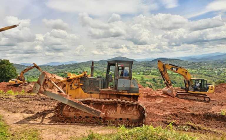 Caterpillars eshatu ni zo zirimo kwifashishwa mu gushaka uko bakwinjira mu kirombe bakajya kureba abo cyagwiriye 