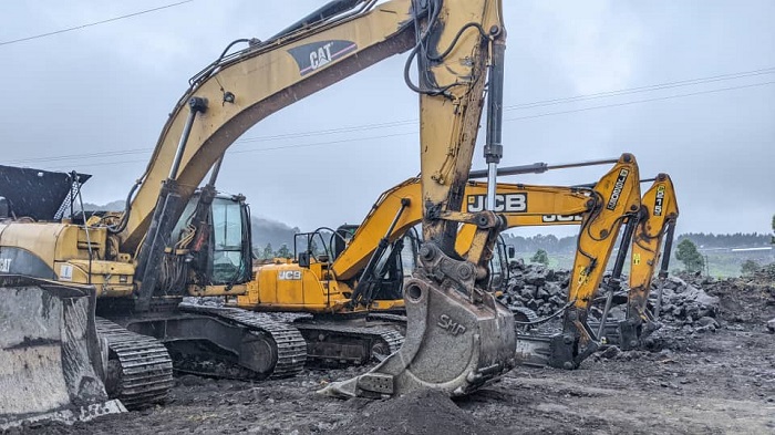 Imashini zisiza ubutaka buri kubakwaho urwo ruganda zimaze iminsi zitangiye akazi