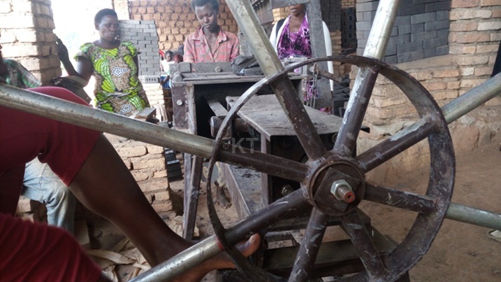 Imashini bifashisha mu kubumba bisaba kuyinyonga.