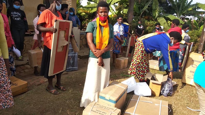 Abakobwa babyariye iwabo n'abarangije bakabura akazi bari mu bahawe imashini