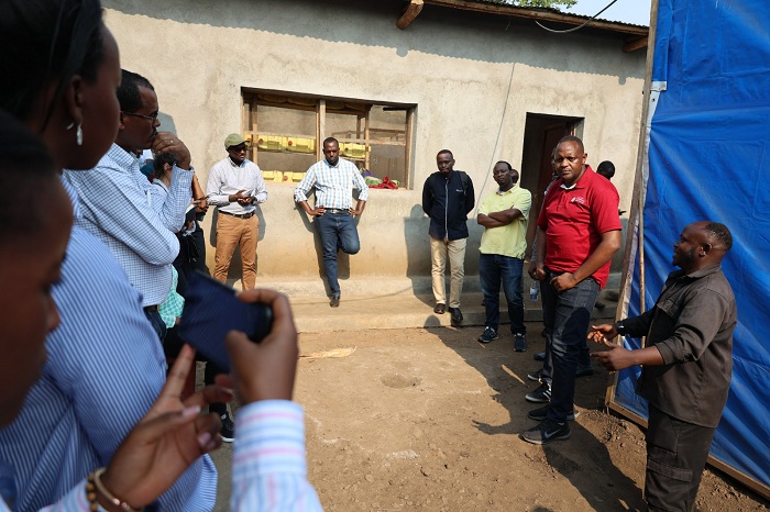 Imbabazi Dominique Xavio asobanurira abashyitsi ibyo akora