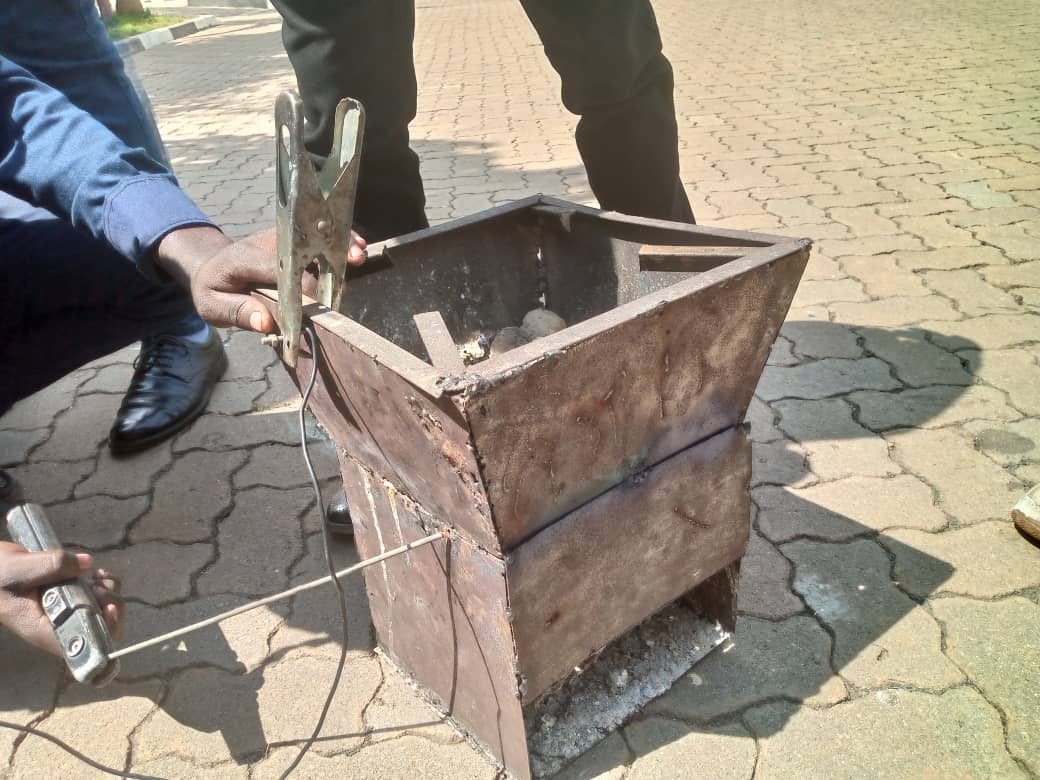 Imbabura Ahimana Prince Samuel yasudiriye akoresheje amazi arimo umunyu