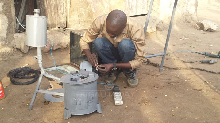 Imbabura ikorwa na Mugisha Emmanuel w'i Nyagatare iteka hifashishijwe ibitaka. Aha yari agiye gushyiramo umuriro 