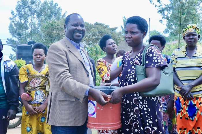 Umwe mu baturage ashyikirizwa imbabura