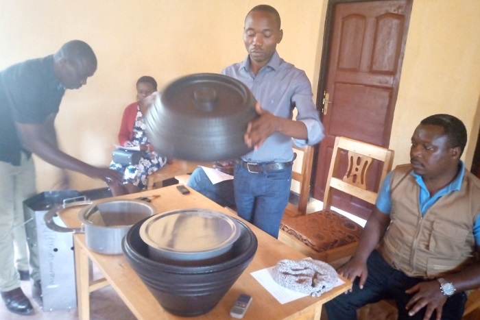 Ishyiga riri kumwe n'amasafuriya abiri n'igikoresho kibikwamo ibiribwa bishyushye ntibikonje