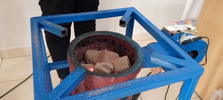 Imbabura yifashishwa mu gucana amakara akoze mu mase