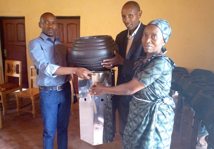 Gitifu w'Umurenge wa Rugera, Byukusenge Emmanuel (ibumoso) yasabye abahawe amashyiga kuyafata neza