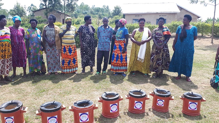 Abaturage bishimiye guhabwa imbabura zirondereza ibicanwa kuko mbere byabagoraga kubona inkwi