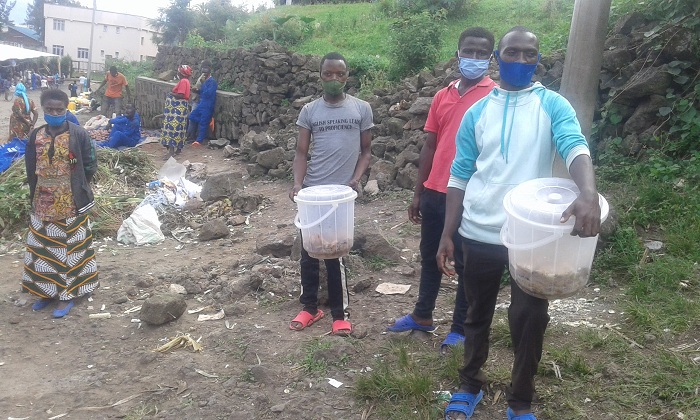 Nyuma yo kwirukanwa mu isko barasaba guhabwa ahandi bakorera kuko ubu barimo gucururiza mu muhanda