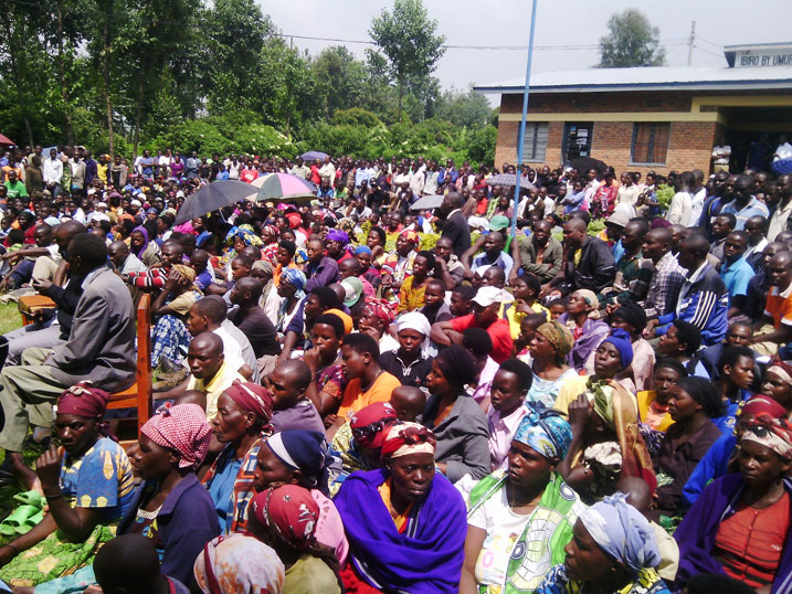 Imbaga nini yo mu mirenge ya Nyange, Kinigi na Cyuve bakurikiye uru rubanza.