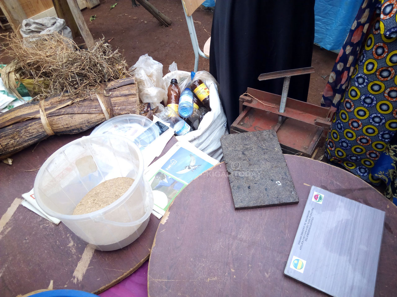 Ibyo byatsi birimo urwiri arabisya agakuramo ifu (iyo iri mu kadobo) akavangamo kore akora mu macupa ya parasitiki ubundi agakuramo imbaho 