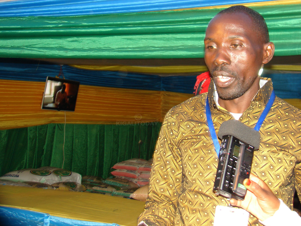 Habiyaremye avuga ko agiye gushinga uruganda rukora izo mbaho mu rwiri 