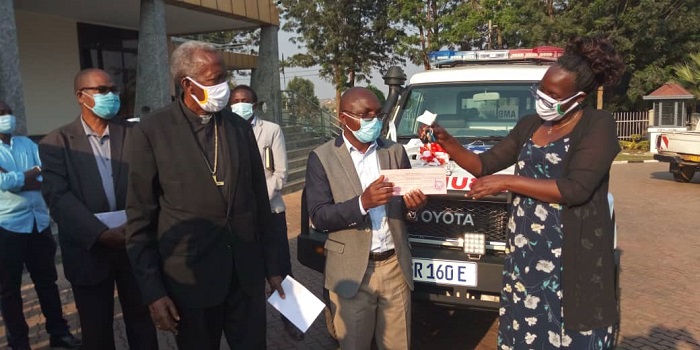 Mukagatana ashyikiriza umuyobozi w'ibitaro bya Kabgayi ibyangombwa by'imbangukiragutabara nshya