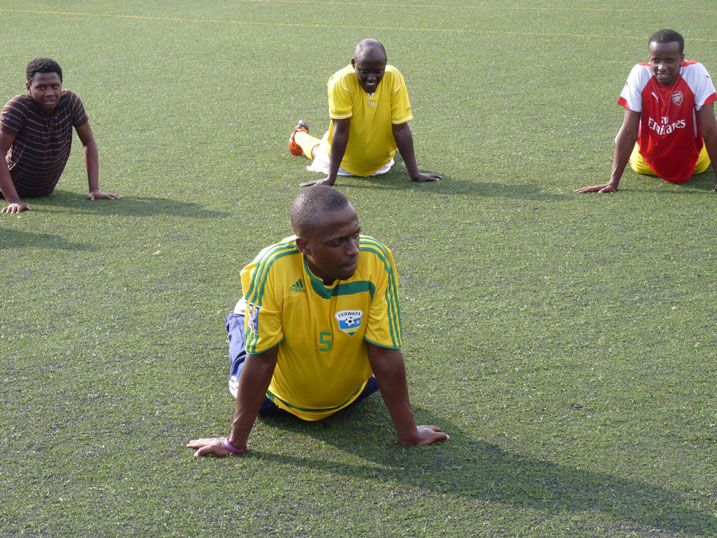 Bonnie Mugabe (TNT) imbere. Inyuma uhereye ibumoso: Max (Flash), Romario (VOA) na Jean Luc (Ruhagoyacu).