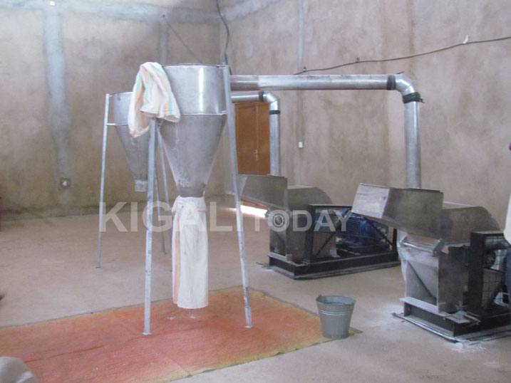 Imashini isya ibigori mu ruganda.