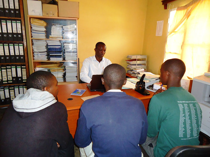 Abanyeshuri bageza ibyifuzo byabo ku mukozi ushinzwe uburezi mu karere.