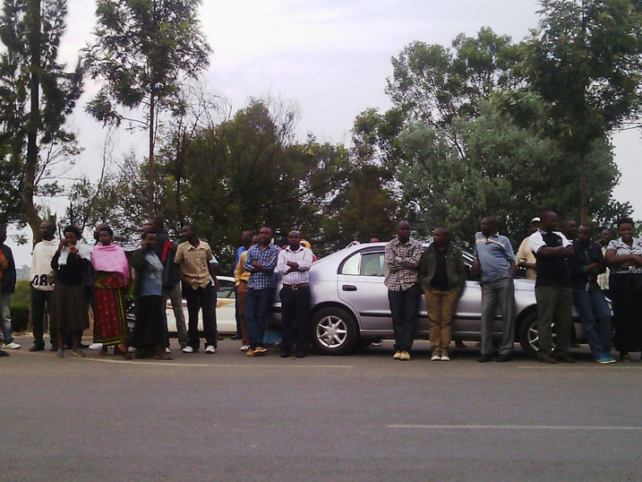 Imbere ya Sitasiyo ya polisi ya Muhanga Abanyakamonyi bari banze gutaha batamenye niba ababo bafungurwa.