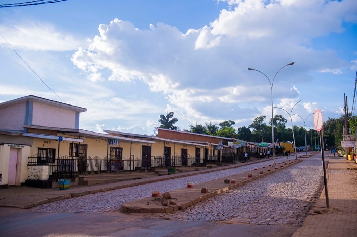 Imbere ya gare ya Remra mu Giporoso, aya maduka yabaga afunguye