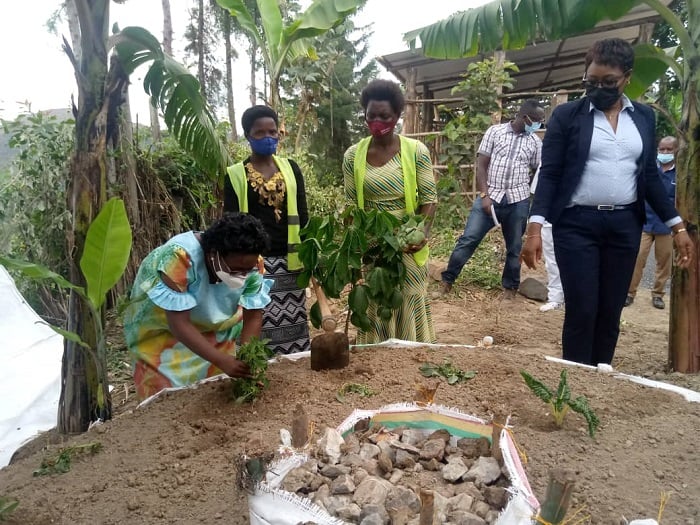 Abaturage bafashijwe gukora Uturima tw'igikoni ngo bibunganire guca imirire mibi mu bana