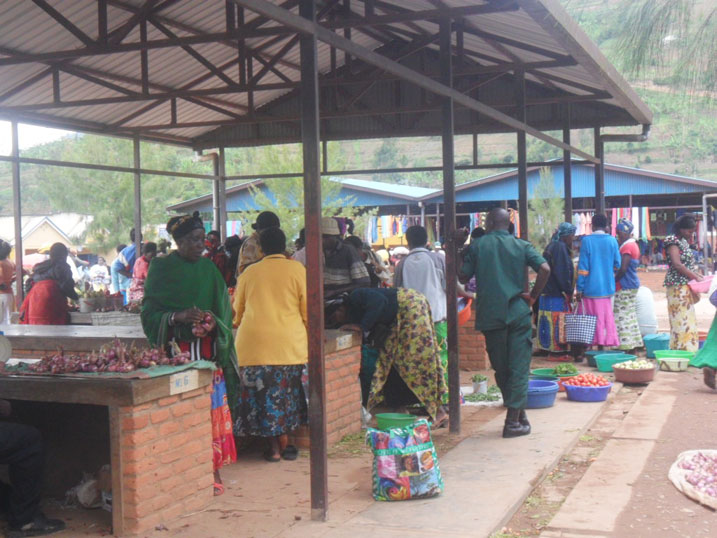 Imboga ziri kugenda zibura mu isoko rya Gasiza kandi wari umwihariko waryo.