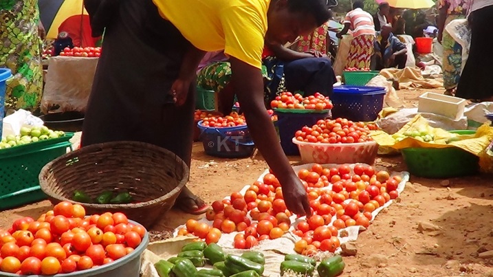 Imboga n'imbuto ngo bipfa ubusa kubera kubura isoko.