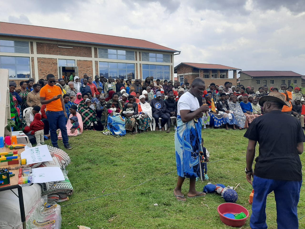 Bakinnye umukino ugaragaza ko abagabo bakwiye guhindura imyumvire bagafatanya n'abagore kwita ku mikurire y'abana