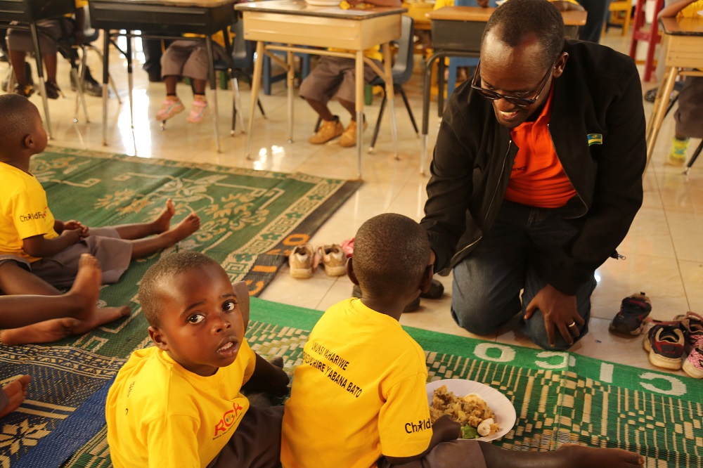 Benjamin Mushuhukye agaburira abana indyo yuzuye