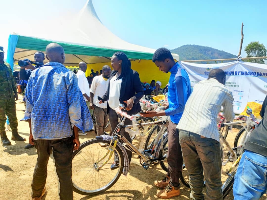 Imboni z'impinduka mu ntara y'amajyepfo zishimiye amagare zahawe