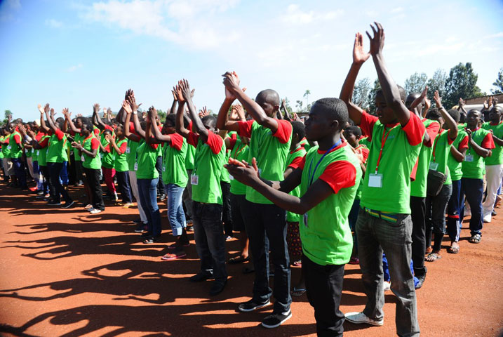 Urubyiruko rufashwa n