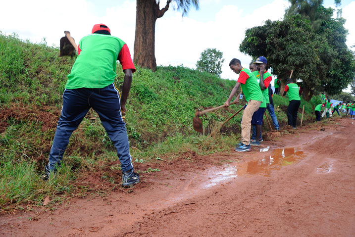 Urubyiruko rufashwa n'Imbuto Foundation ruri mu ngando mu Karere ka Huye rukora isuku ku bikorwa remezo. 